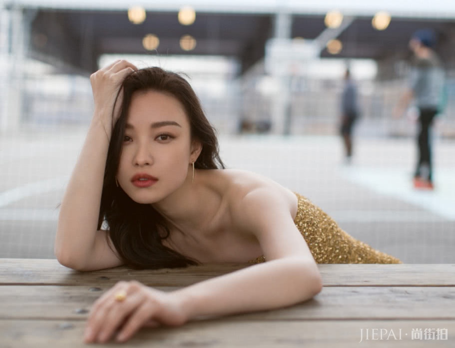 倪妮穿金色长裙气场十足,真不愧是街拍女王