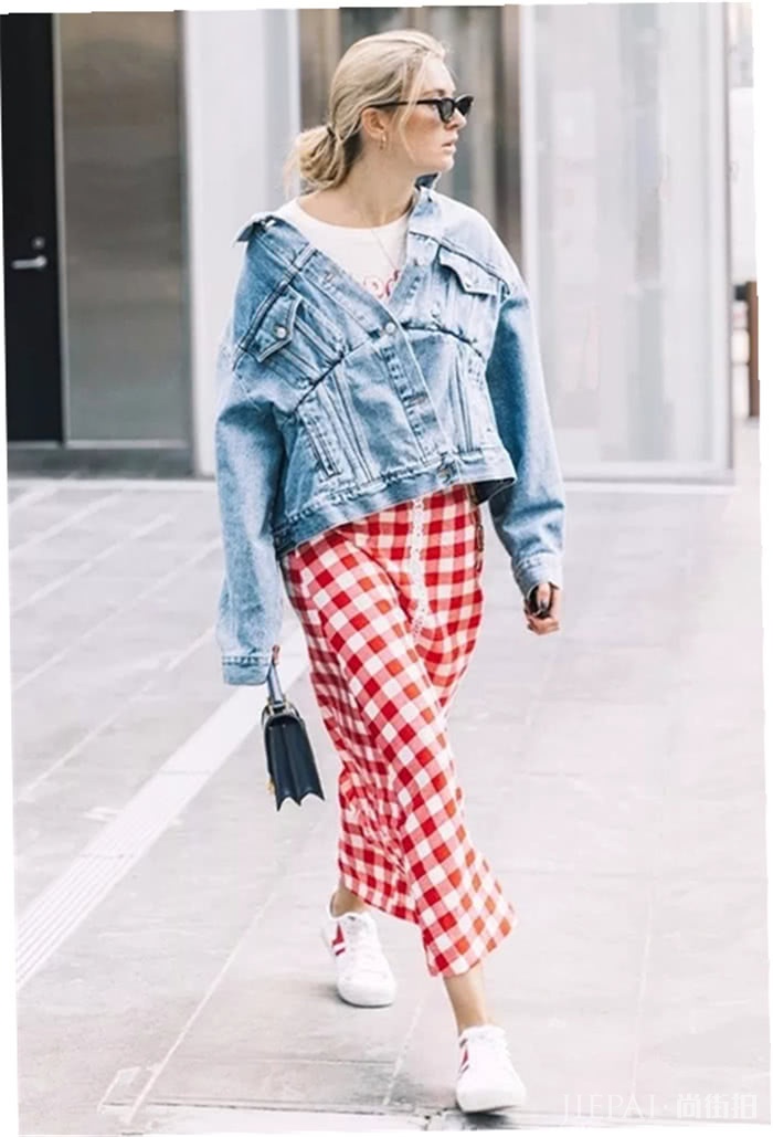 春季穿小白鞋去踏青,舒适又不失文艺感