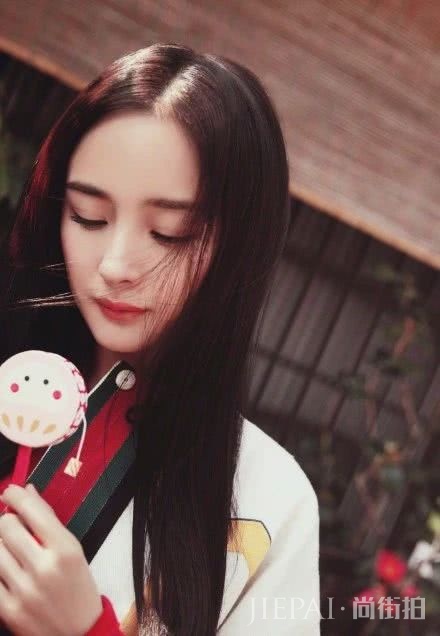 杨幂穿和服搭配樱花背景比花还美，淡妆太唯美