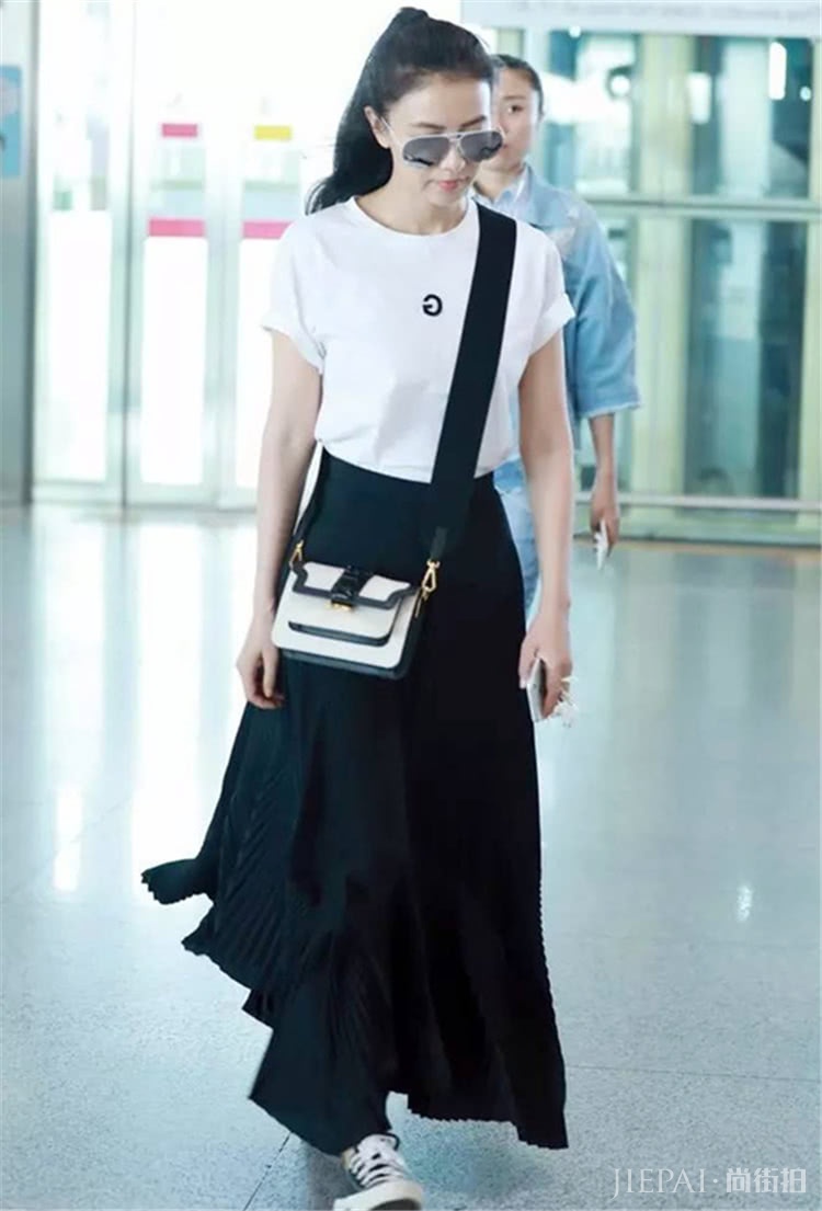 夏季不落俗套的穿搭CP:T恤+阔腿裤,时髦好看才是王道