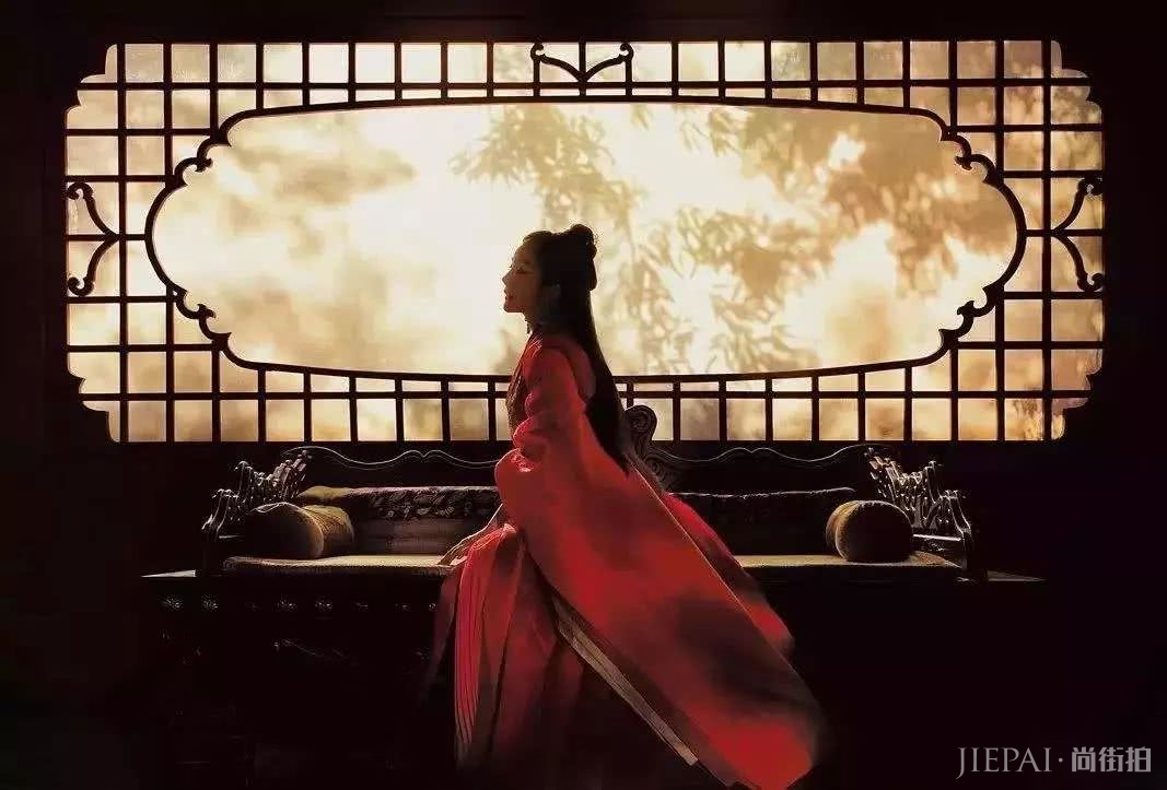 杨幂穿和服搭配樱花背景比花还美，淡妆太唯美