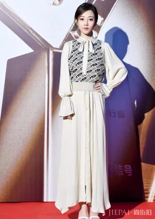 冯提莫穿露肩蓝裙现身活动,露出鞋子后身高短板完全暴露!