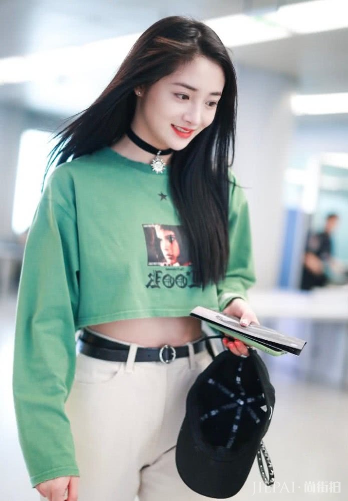 周洁琼为了能把腿拉长，她是这样做的