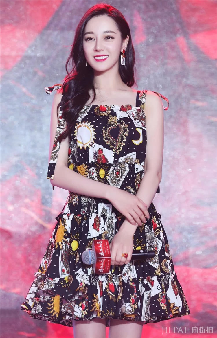 爱美的小仙女穿上连衣裙风情万种，尽享春日好风光