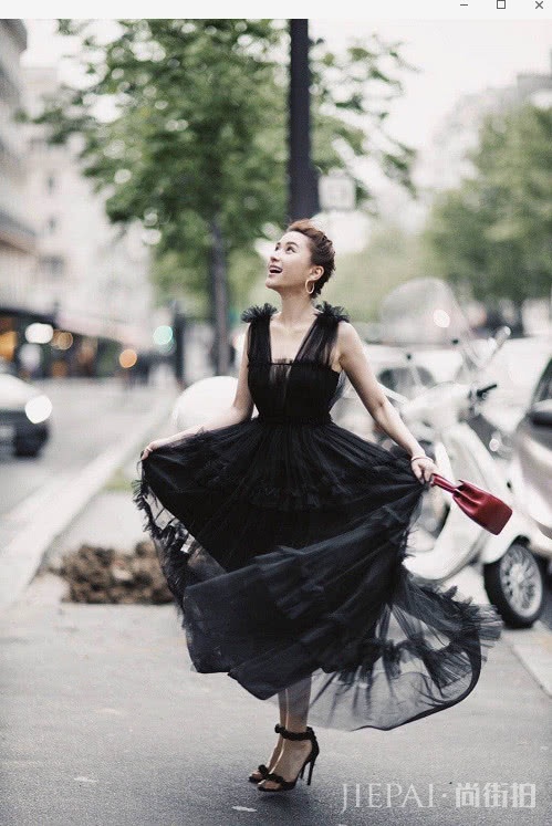 何超莲身露肩T配牛仔美的低调，又登时尚封面！