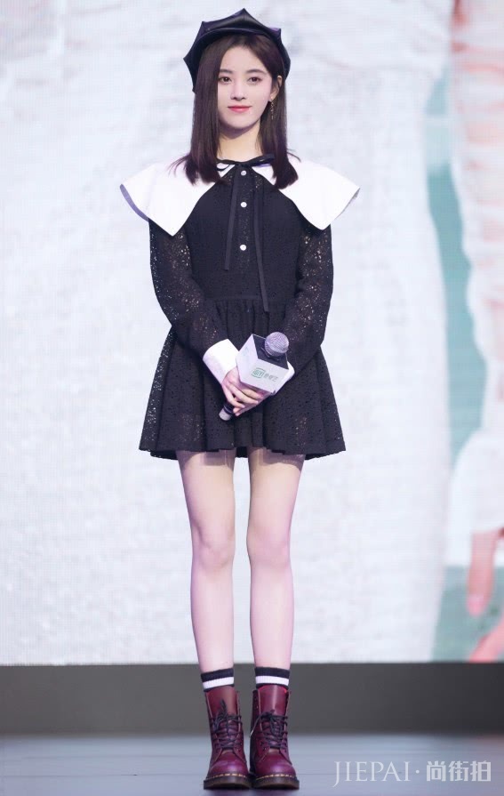 鞠婧祎将袜子穿出了甜筒的既视感,太甜美