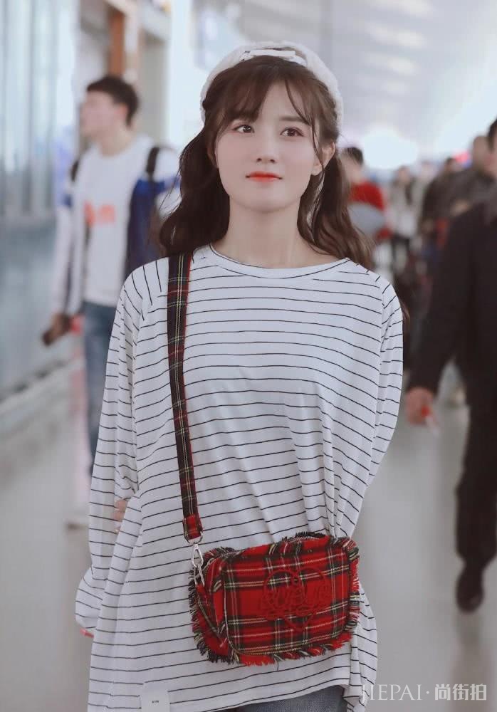 陈意涵机场街拍，条纹衫配牛仔裤皮肤白嫩美成动漫女主