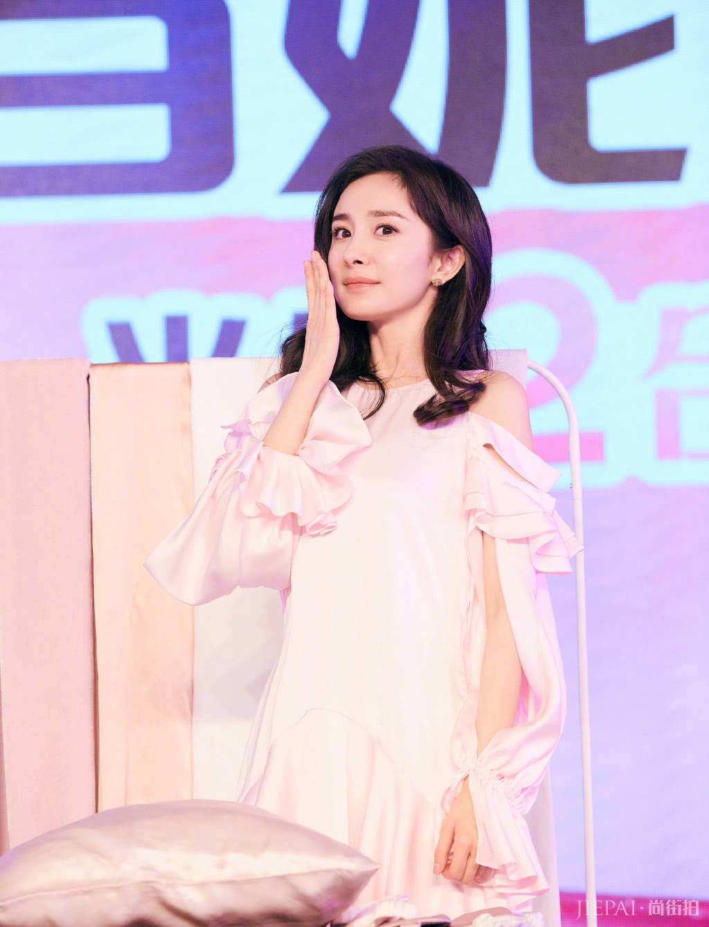 春天这样穿衣打扮最好看！杨幂和宋茜就喜欢这样穿