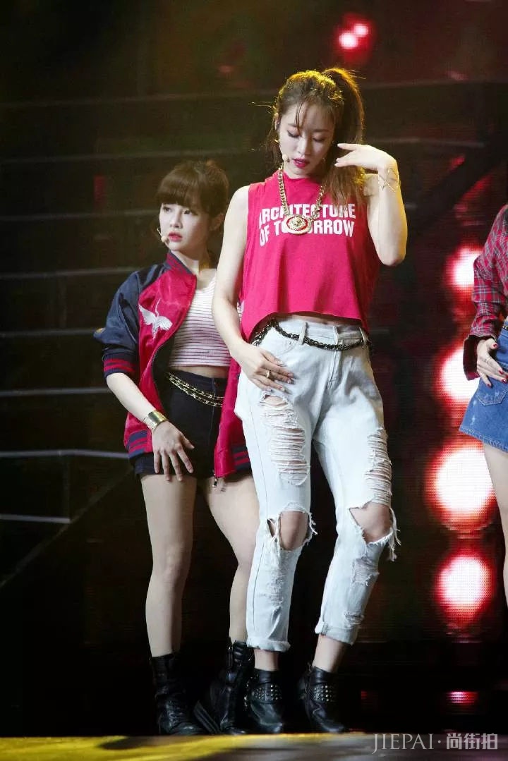 咸恩静换个发型简直就像换张脸!粉色衬衫配粉西裤气质甜美