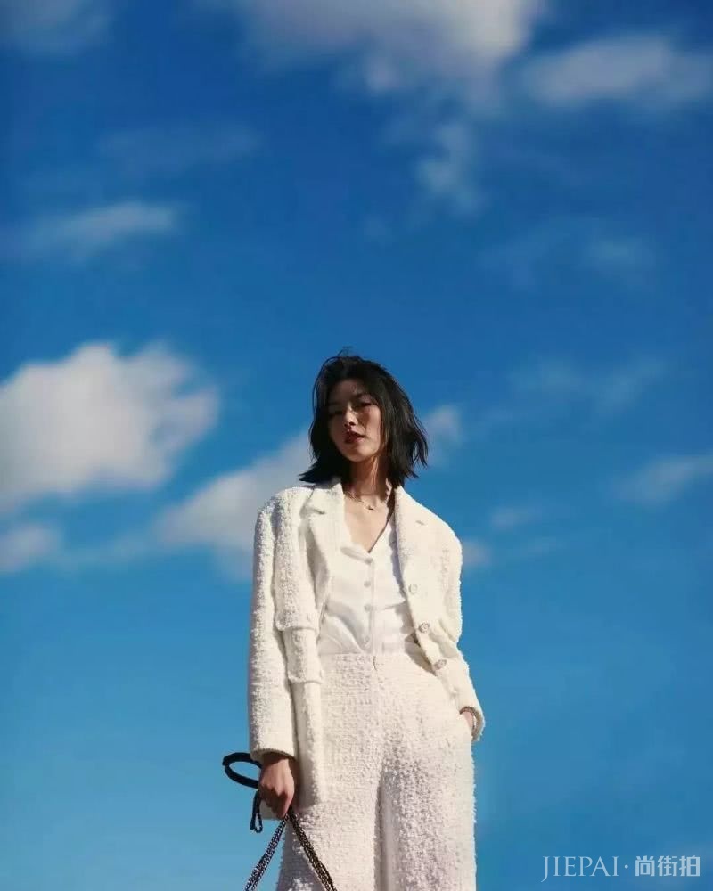 流行色难穿？试试显白好搭的大豆米色