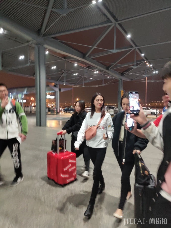 学陈钰琪这样穿显甜美,白色套头卫衣+粉色包好看又少女