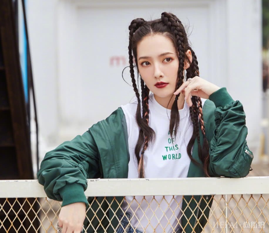 补丁裤不算什么,郭碧婷裤子移位穿,太时髦了