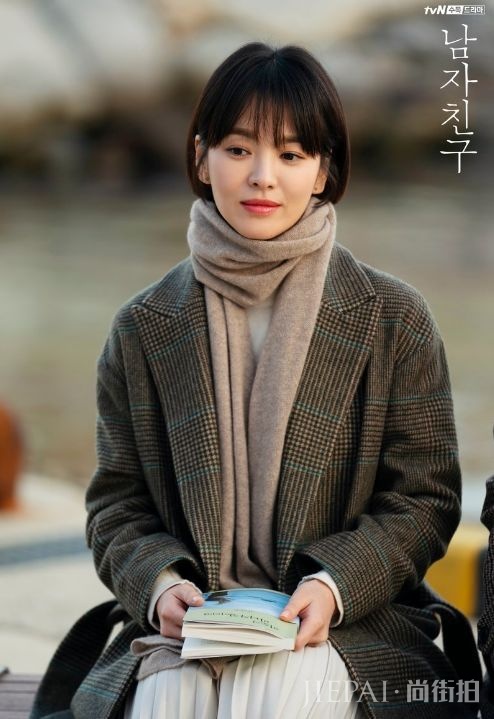 宋慧乔裸色薄纱裙美得清新脱俗，锁骨短发减龄秒变少女