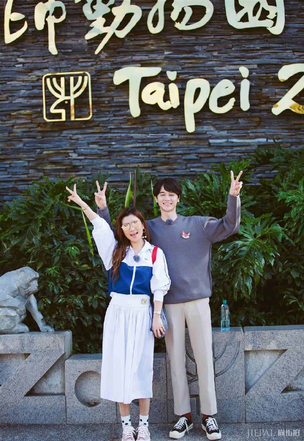 Selina穿短外套配白裙,和张轩睿游玩好似小情侣