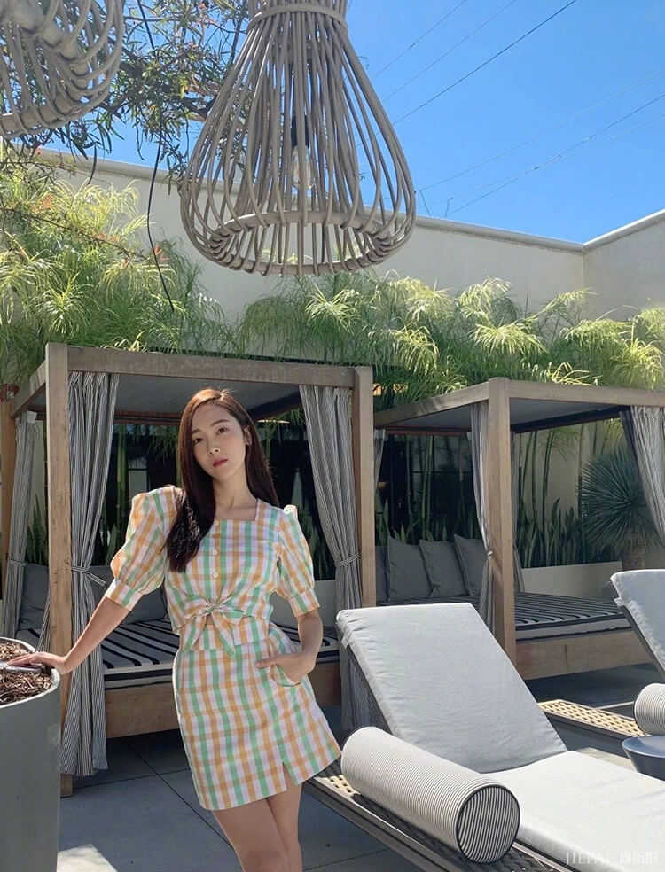 郑秀妍白西装化身“女总裁”，穿粉裙秀“蚂蚁腰”太美！