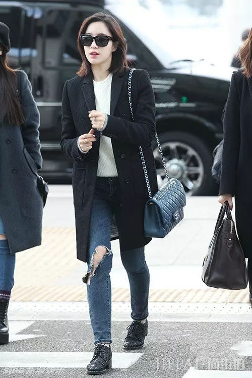 咸恩静换个发型简直就像换张脸!粉色衬衫配粉西裤气质甜美