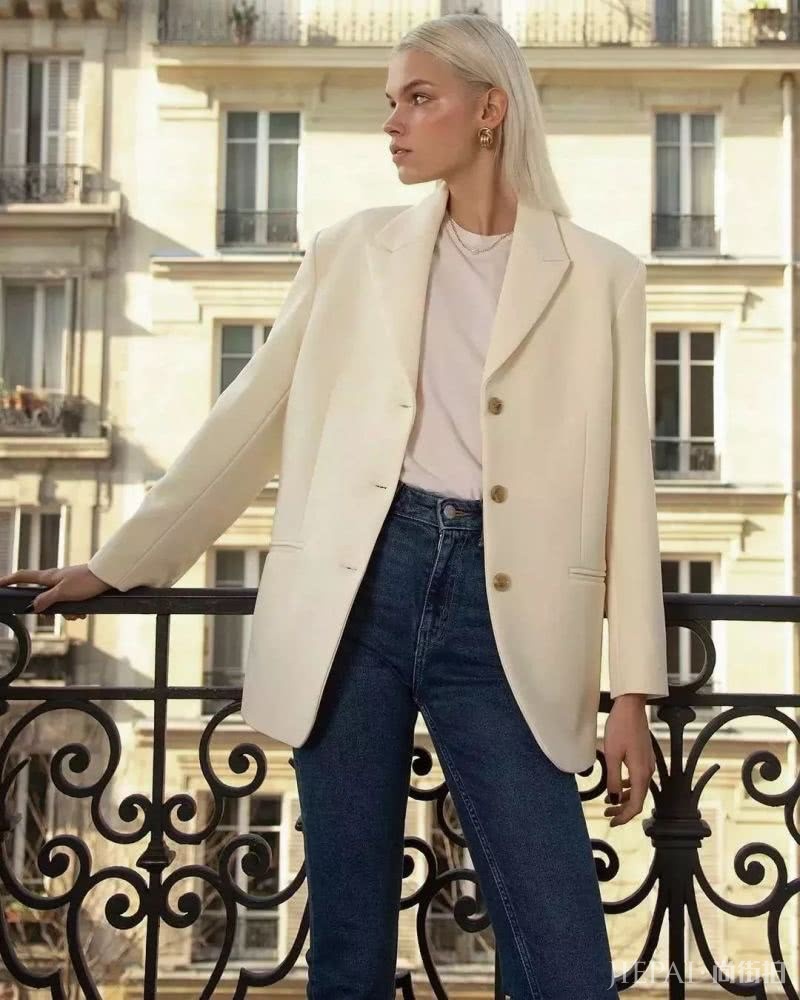 流行色难穿？试试显白好搭的大豆米色