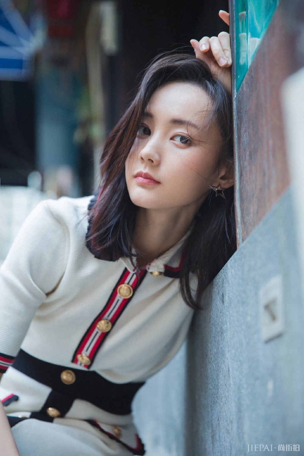 李一桐穿短裙秀“竹竿腿”,搭配运动鞋双腿细得过分