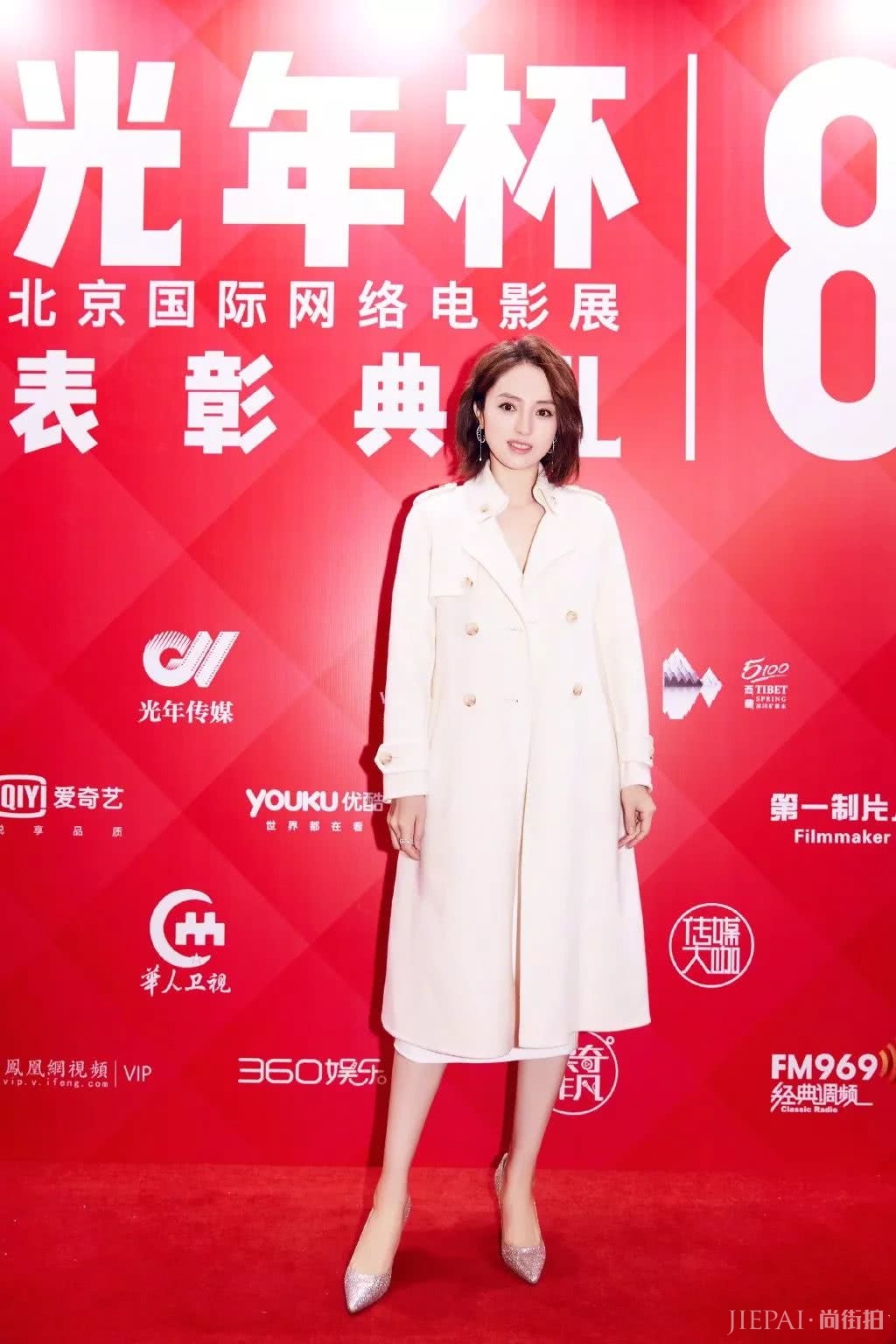 董璇抱女儿游迪士尼,白T搭牛仔好少女,女儿公主范十足