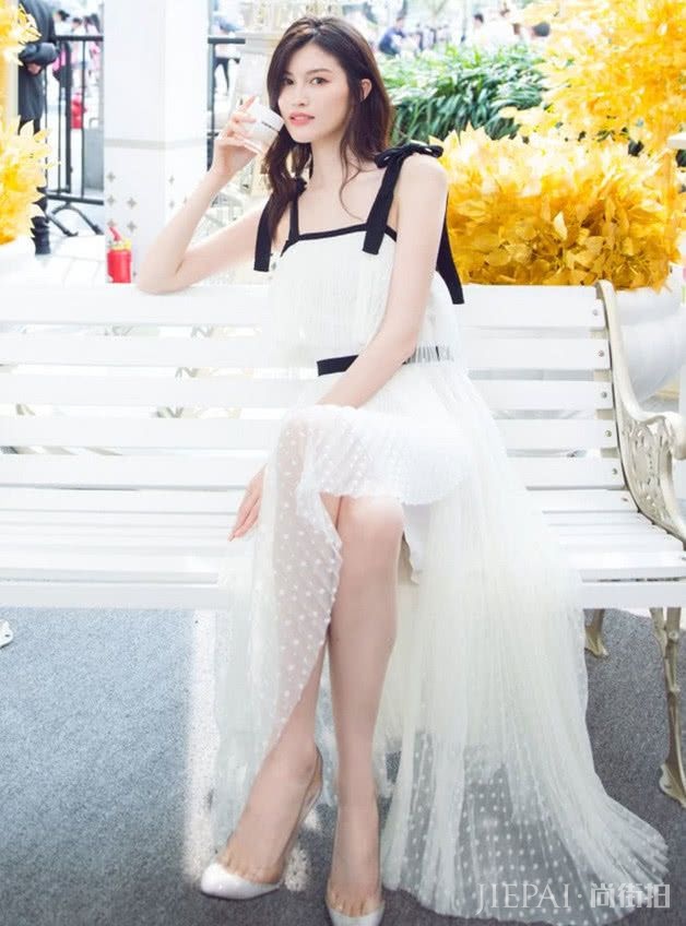 何穗穿白色背心裙穿出满屏清纯范,新造型太抢眼