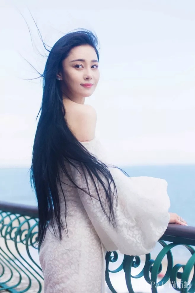 张馨予穿简单款连衣裙也挡不住时尚感！ 身材真好