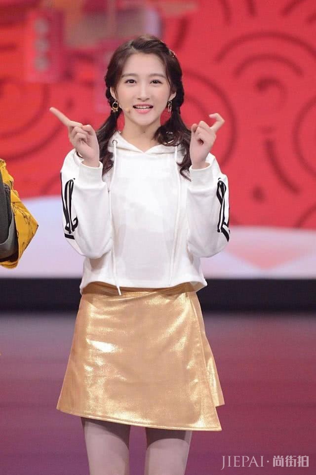 春天学关晓彤这几款双马尾发型，轻松美回18岁