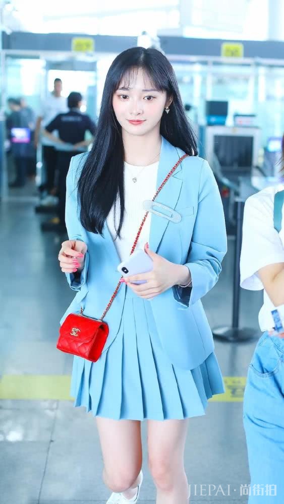 周洁琼穿蓝色小西装配百褶裙,比高中生还要嫩
