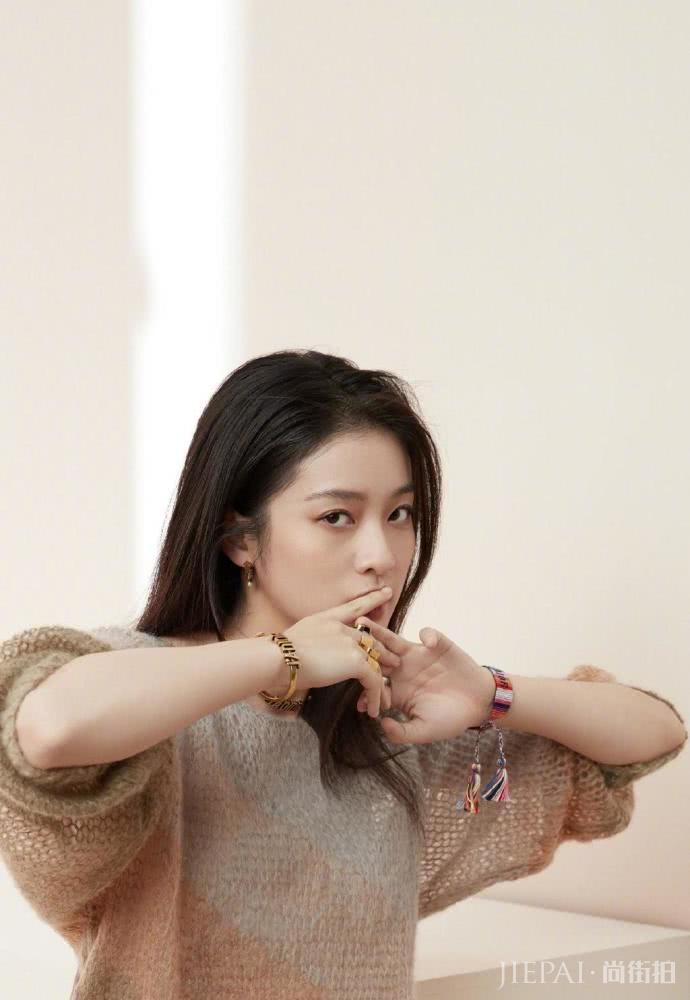 张雪迎穿针织衫配小雏菊百褶裙,秒变文艺范小仙女