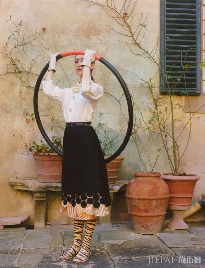 倪妮大珍珠项链＋虎皮袜子搭配也能撑住，扮土也高级