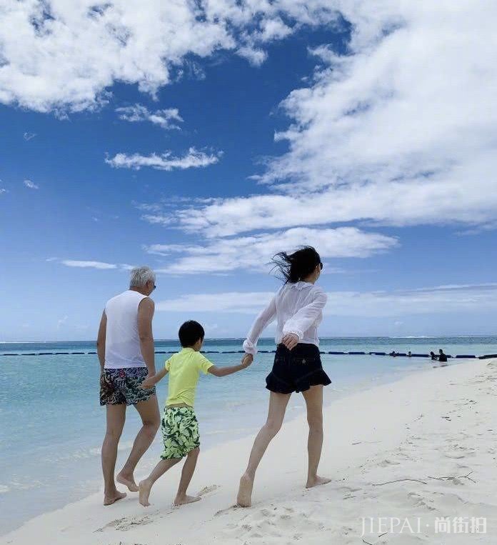 张庭穿“校花装”度假,29的脸,19的腿