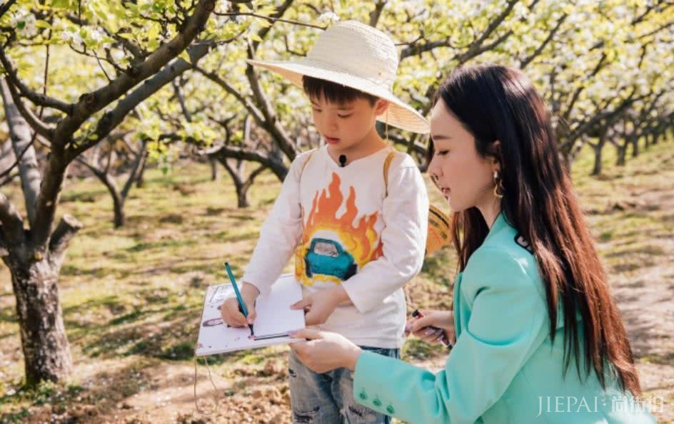 不愧是行走中的穿搭教科书,倪妮刘雯分分钟美爆朋友圈!