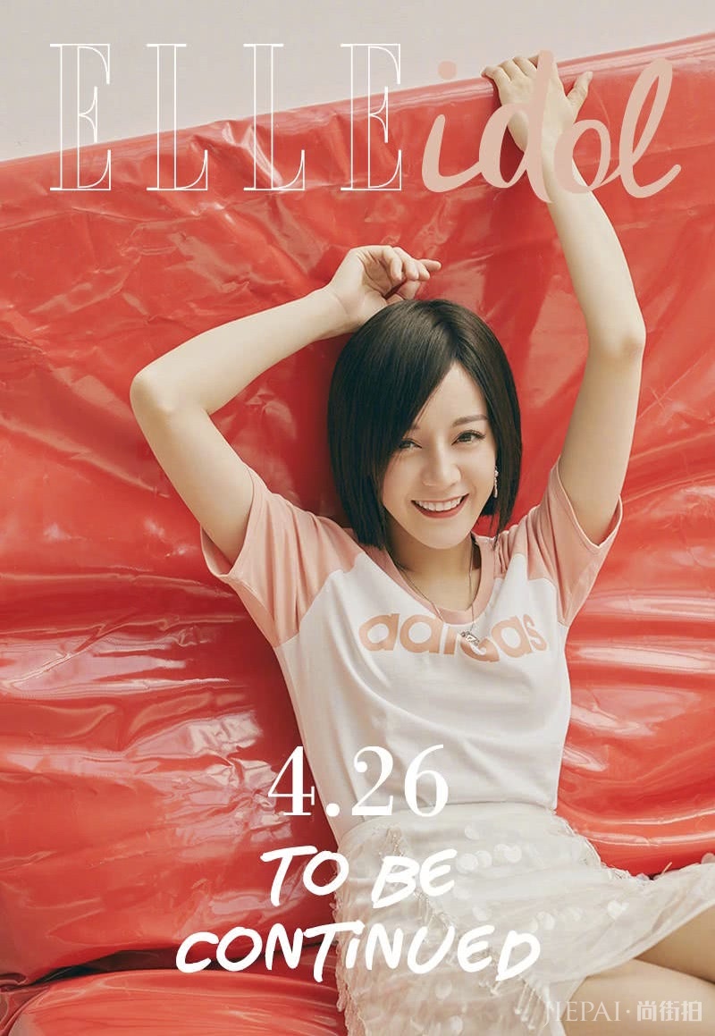 热巴短发造型太甜美!复古校园T配鳞片裙立马减龄