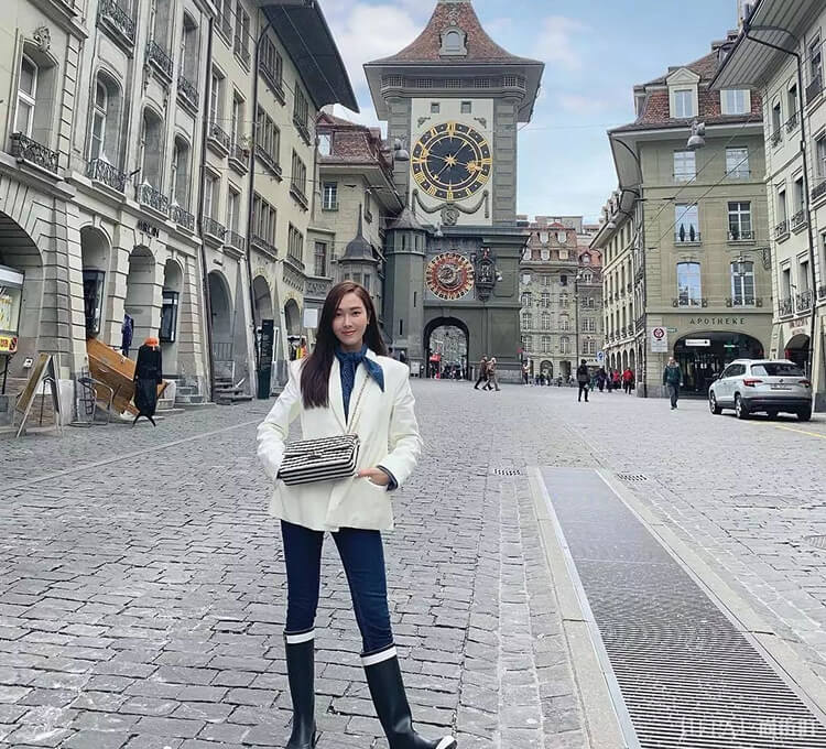 郑秀妍白西装化身“女总裁”，穿粉裙秀“蚂蚁腰”太美！