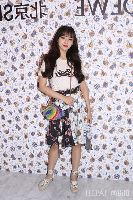 被人嫌弃的齐膝裙却被程潇穿出仙女感,搭配白T恤清新自然