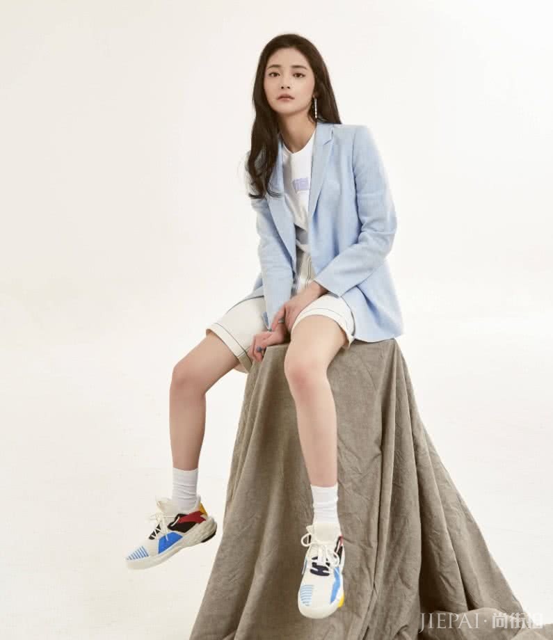 周洁琼为了能把腿拉长，她是这样做的