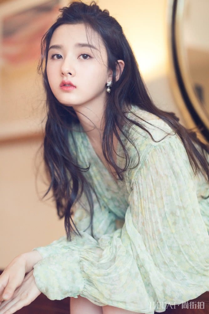 宋祖儿裙子配细高跟大秀美腿，这也太美了吧