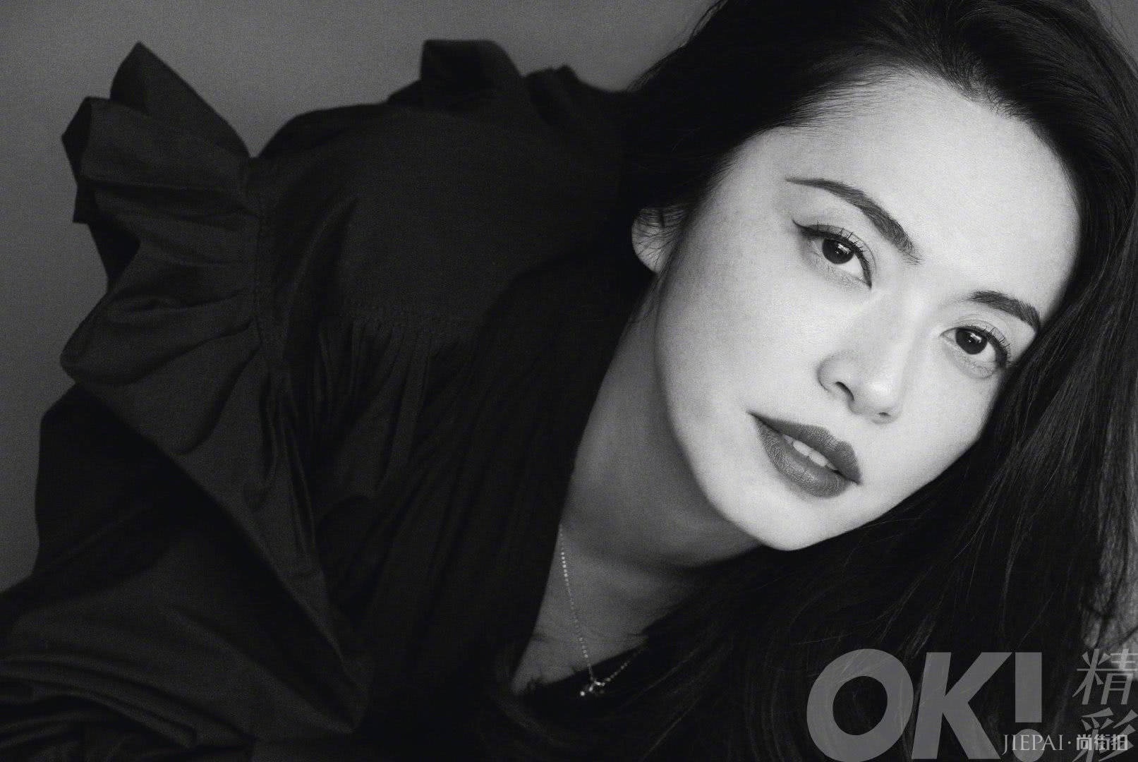 姚晨全黑造型帅气登杂志，气场太威武