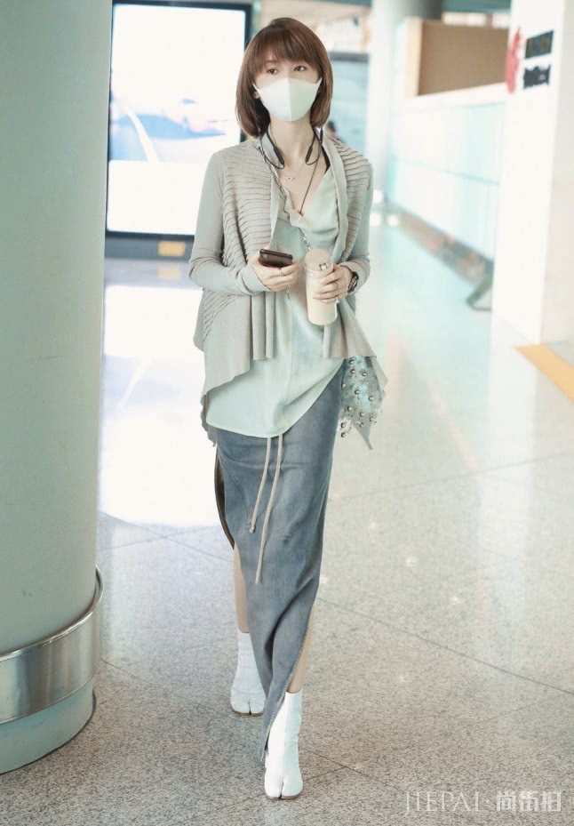 王子文穿的这件开叉牛仔裙,腿要多细才能hold住啊