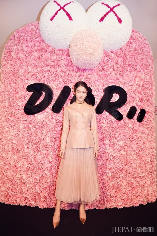 张雪迎穿针织衫配小雏菊百褶裙,秒变文艺范小仙女