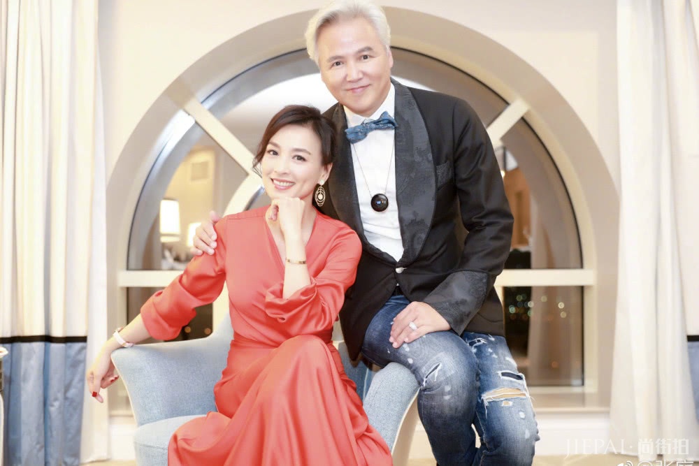 张庭穿“校花装”度假,29的脸,19的腿