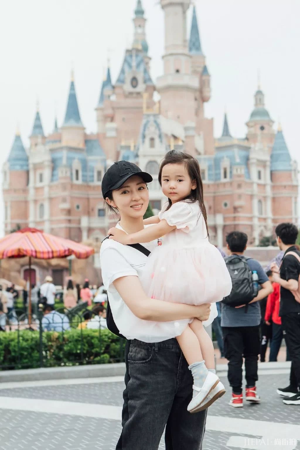 董璇抱女儿游迪士尼,白T搭牛仔好少女,女儿公主范十足
