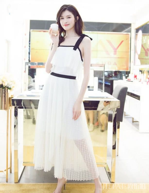 何穗穿白色背心裙穿出满屏清纯范,新造型太抢眼