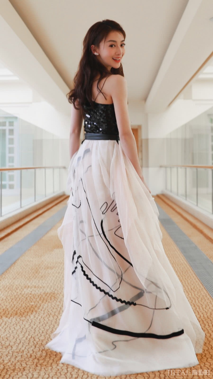 吴谨言扎小辫真美,吊带轻纱长裙美成18岁少女