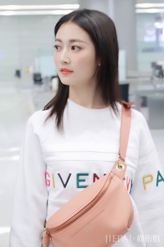 学陈钰琪这样穿显甜美,白色套头卫衣+粉色包好看又少女