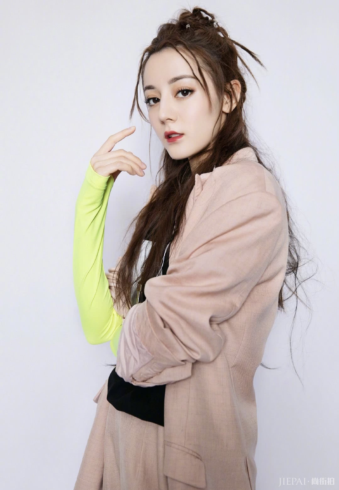 热巴短发造型太甜美!复古校园T配鳞片裙立马减龄