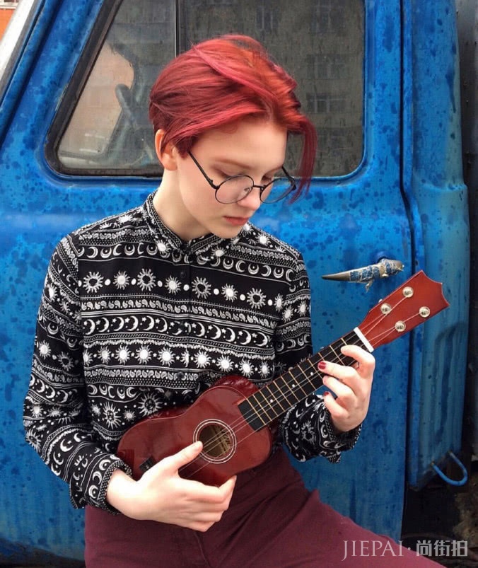 乌克兰少女彩虹发色很吸睛，这“神仙颜值”一下走红网络