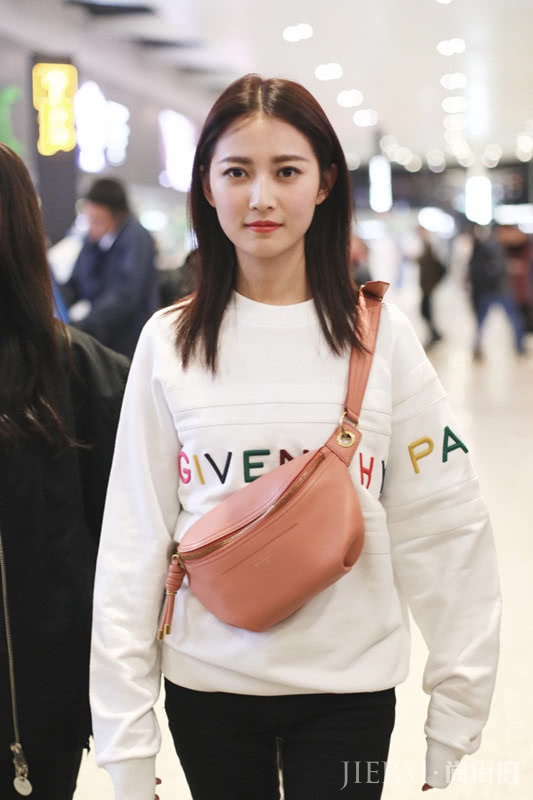 学陈钰琪这样穿显甜美,白色套头卫衣+粉色包好看又少女