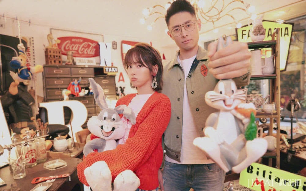 张嘉倪穿T恤配开叉长裙，戴闪亮头饰美成公主