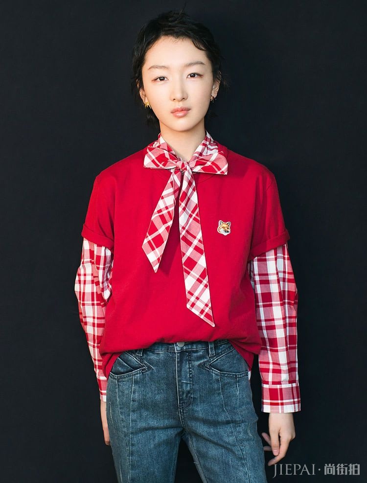 周冬雨太有范了,短袖叠穿格子衬衫时髦到起飞