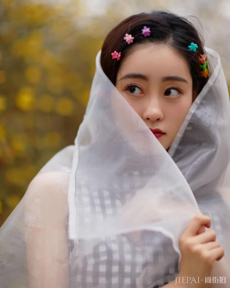 “周芷若”现代装太可爱，裙子都穿两条，夹彩色发卡少女感爆棚